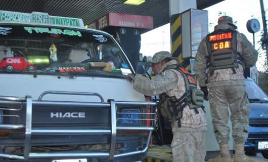 Efectivos del COA en pleno control de vehículos en La Paz.