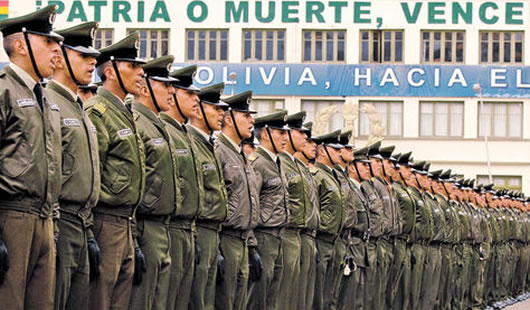 Cadetes de la Policía entonaron el Himno Nacional de Bolivia en cuatro idiomas