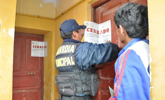 Guardia municipal de El Alto clausura un horno.