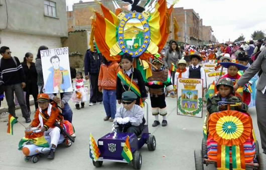 Carritos alegóricos lucieron el pendón patrio en uno de los desfiles, en El Alto.