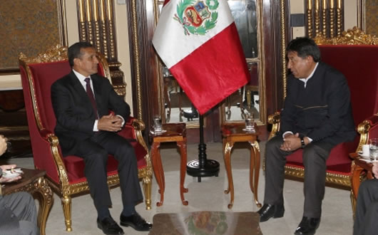 El presidente de Perú, Ollanta Humala, con el canciller boliviano