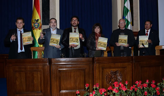 La ministra de Comunicación flanqueada por ejecutivos del rotativo cruceño.