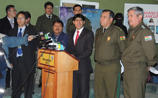 El ministro Jorge Pérez (centro) ofreció anoche una conferencia de prensa.