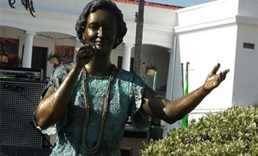 Monumento de Gladys Moreno en la manzana Uno de plaza 24 de Septiembre.