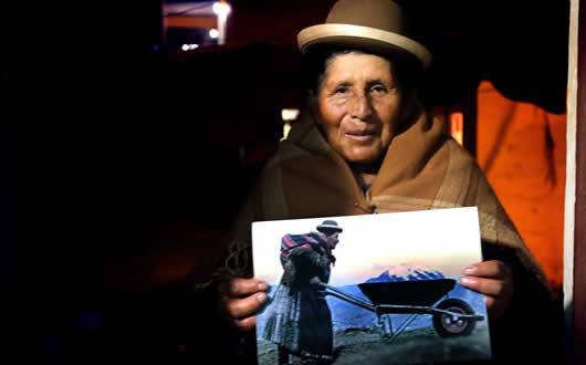 Valentina Mamani con la foto impresa.