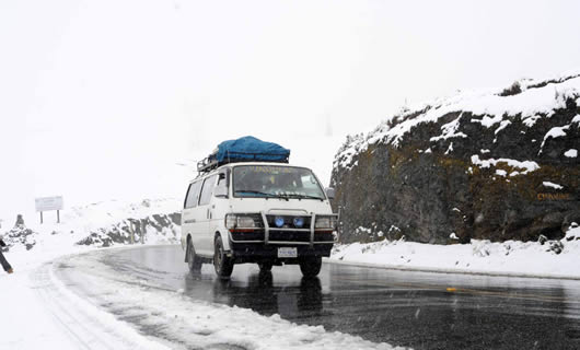 Un vehículo circulando cerca a la Cumbre.