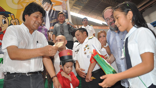Presidente entrega Bono Juancito Pinto.
