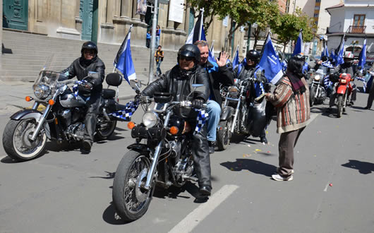 Caravana de motos del MAS recorre alrededor de la Plaza Murillo en La Paz.