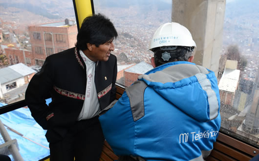 El Presidente, con el gerente de Mi Teleférico, aprecia el paisaje desde una cabina