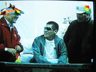 El minero boliviano, Carlos Mamani, fue visitado en la clínica por el presidente Evo Morales y su homólogo Sebastián Piñera.