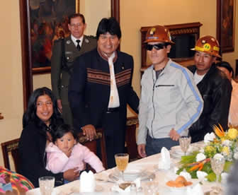El minero boliviano Carlos Mamani almorzó con el presidente Evo Morales en Palacio de Gobierno.