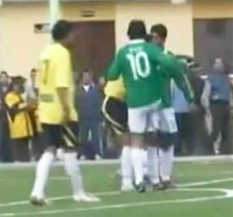 Evo Morales expresó sus disculpas a la afición deportiva por el rodillazo que propinó a un jugador del equipo contrario.