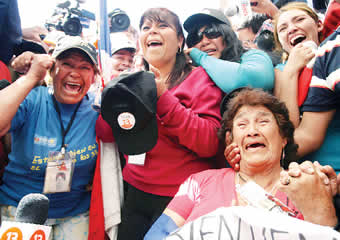 Familiares de los mineros rescatados estallan sus emociones por la época y exitosa operación que les devolvio a sus esposos, padres o hijos de las entrañas de la tierra.