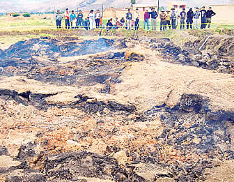 Comunarios del municipio de Villa Rivero (Cochabamba) ven con impotencia cómo se abre la tierra bajo sus pies y sale fuego de entre las grietas.