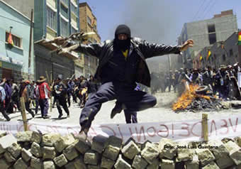 Marcha que desciende de la ciudad de El Alto a La Paz con estribillos de ¡Fuera Goni!