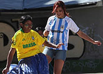 Campeonato relámpago de fútbol para cholitas en El Alto.