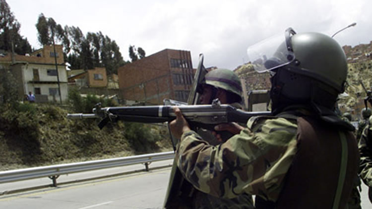 Militares disparando en la zona Portada. (Octubre 2003)