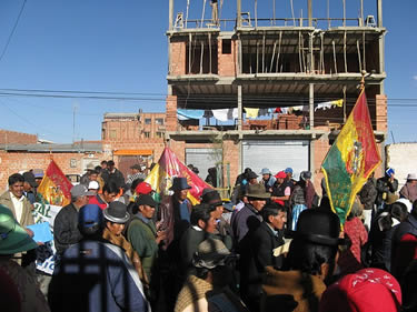 Padres de familia de los distritos 5, 6 y 14 de la ciudad de El Alto marcharon, bloquearon la autopista y luego se dirigieron a la Alcaldía quemada para cercarla