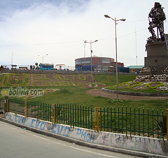 La plaza del Che su área verde con la leyenda “El Alto cambia”.