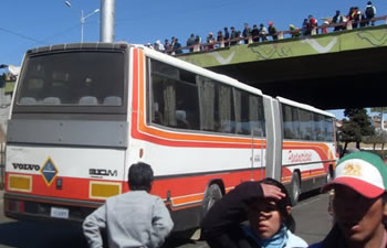 Un grupo de habitantes de la ciudad de El Alto iniciaron este martes un bloqueo en la carretera La Paz – Oruro a la altura del puente Vela.