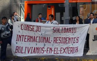 Los bolivianos residentes en el exterior quieren una ampliación del período de inscripción al padrón electoral biométrico