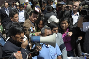 El presidente de Bolivia, Evo Morales, inició la venta de azúcar a precio justo en la ciudad de El Alto.