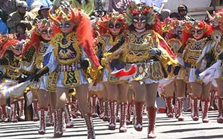 El folklore boliviano mostró sus luces en Argentina con la celebración de la festividad de la Virgen de Copacabana.