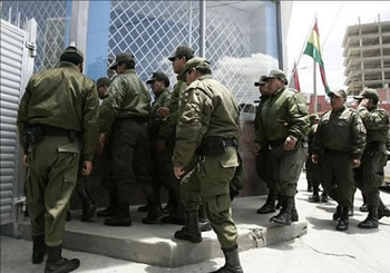 Un grupo de efectivos de la Fuerza Especial de Lucha Contra el Crimen (Felcc) evitó este miércoles que los medios comunicación capten imágenes de dos policías, uno de ellos de Inteligencia, involucrados a la organización criminal liderada por Ana Suárez