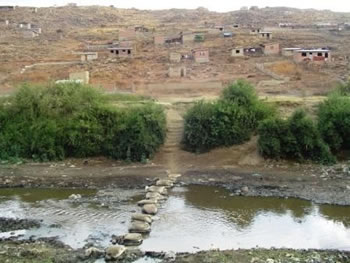 La causa para las inundaciones en Colcapirhua es la mala costumbre de los pobladores de Quillacollo y Tiquipaya de arrojar llantas.