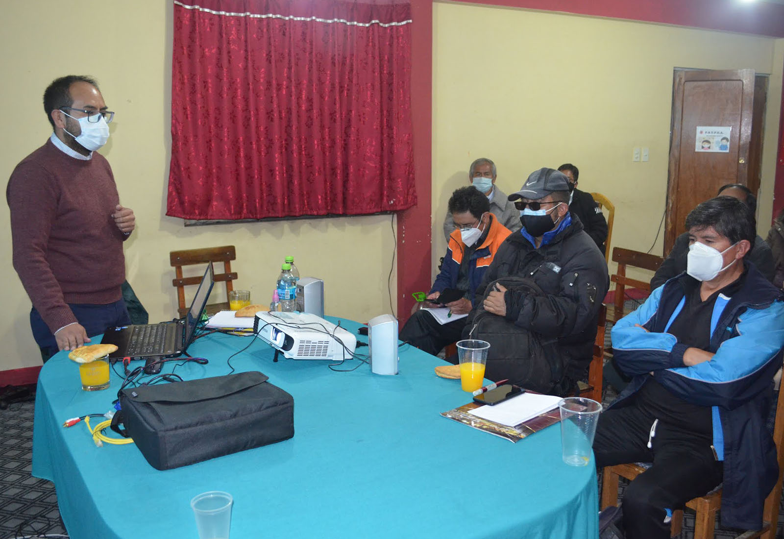 Al finalizar los periodistas de El Alto agradecieron al Secretario General de la FSTPEA, Wilson Laime por gestionar el evento