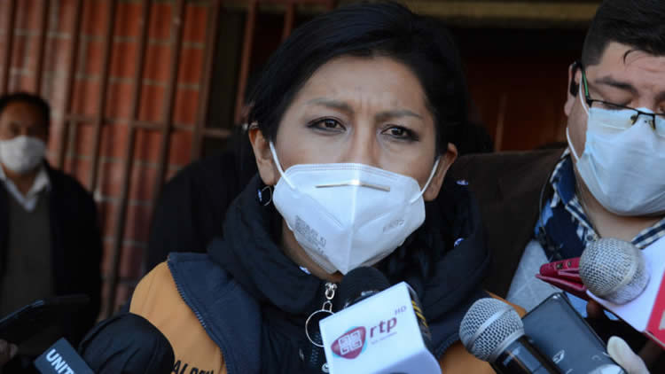 La alcaldesa de la ciudad de El Alto, Soledad Chapetón, en contacto con la prensa.