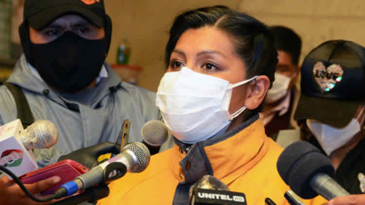 La alcaldesa de la ciudad de El Alto, Soledad Chapetón, en contacto con los medios de comunicación. La alcaldesa de la ciudad de El Alto, Soledad Chapetón, en contacto con los medios de comunicación.