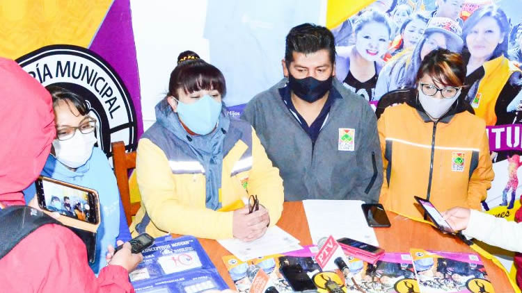 Representantes de la Unidad de la Juventud de la Alcaldía de El Alto y la ONG Marie Stopes en conferencia de prensa.