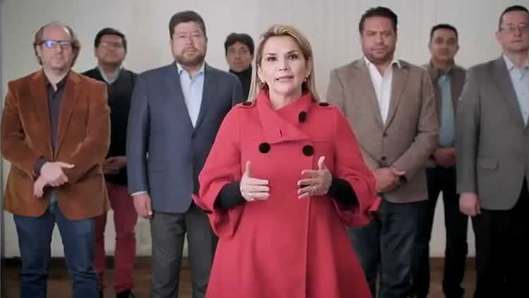 La candidata por la alianza Juntos, Jeanine Áñez, deja de lado su postulación a la presidencia.