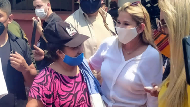 La presidenta Jeanine Áñez emitió este domingo, hacia las 10.30, su voto en el colegio Lorenzo Capero de Trinidad La presidenta Jeanine Áñez emitió este domingo, hacia las 10.30, su voto en el colegio Lorenzo Capero de Trinidad