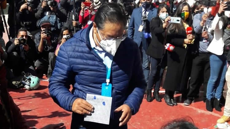 El candidato presidencial por el Movimiento Al Socialismo (MAS), Luis Arce, emitió la mañana de este domingo su voto en el colegio Cervantes El candidato presidencial por el Movimiento Al Socialismo (MAS), Luis Arce, emitió la mañana de este domingo su voto en el colegio Cervantes