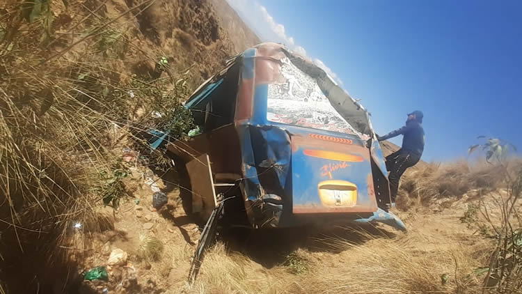 El autobús siniestrado en el barranco.