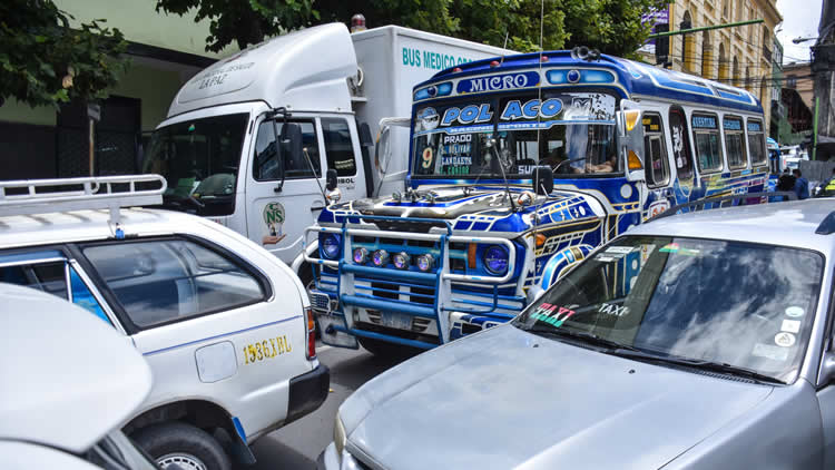 Transporte público en la ciudad de La Paz.
