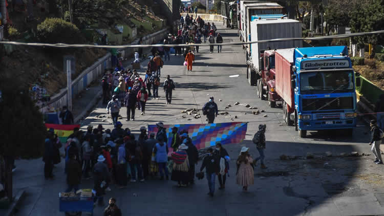Bloqueos en la ciudad de El Alto, entre puente distribuidor y el peaje de la autopista. Bloqueos en la ciudad de El Alto, entre puente distribuidor y el peaje de la autopista.