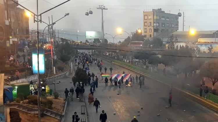 Bloqueos en la ciudad de El Alto, en el puente distribuidor de la Ceja. Bloqueos en la ciudad de El Alto, en el puente distribuidor de la Ceja.