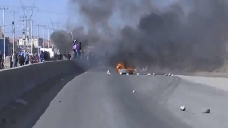 Bloqueos en puente Vela de la ciudad de El Alto.