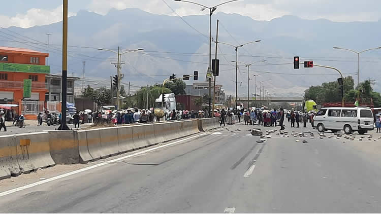 Bloqueos en el municipio de Sipe Sipe, del departamento de Cochabamba. Bloqueos en el municipio de Sipe Sipe, del departamento de Cochabamba.