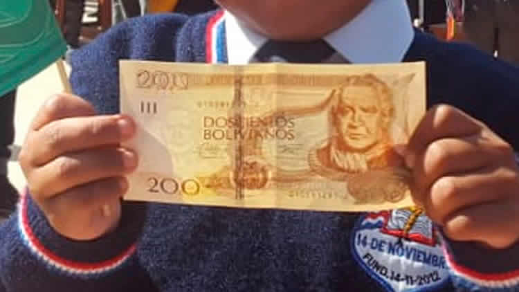 El Bono Juancito Pinto beneficia a 2,5 millones de estudiantes de Bolivia. El Bono Juancito Pinto beneficia a 2,5 millones de estudiantes de Bolivia.