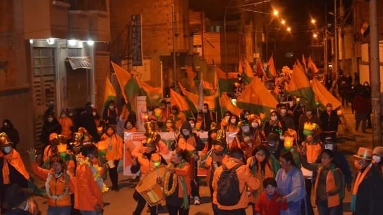 Comunidad Ciudadana de El Alto en una campaña nocturna por esta urbe.
