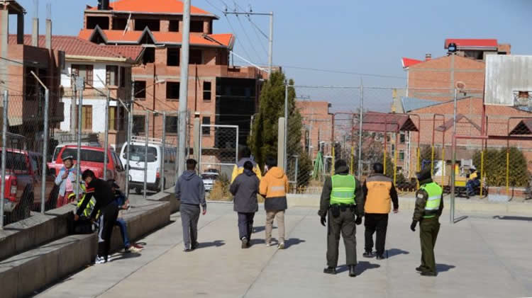 Funcionarios de la alcaldía y policias intervienen cancha donde jóvenes jugaban fútbol en el Distrito 6 de El Alto.