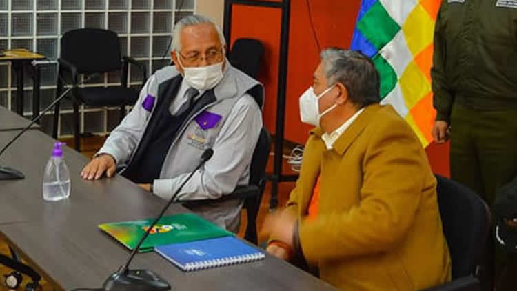 El ministro de Educación, Víctor Hugo Cárdenas, y el presidente de la Federación Boliviana de Fútbol (FBF), Cesar Salinas, respectivamente.