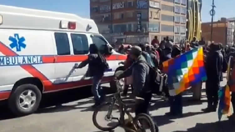 Movilizados en El Alto destrozan una ambulancia que circulaba por el puente distribuidor de la Ceja. Movilizados en El Alto destrozan una ambulancia que circulaba por el puente distribuidor de la Ceja.