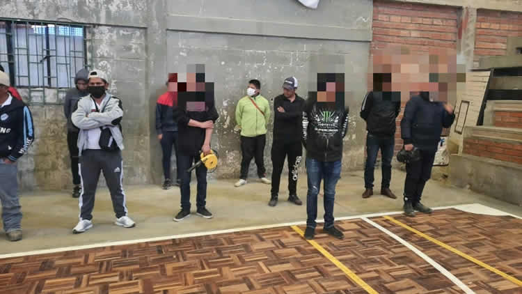 En El Alto reportan 94 personas arrestadas por incumplir la cuarentena.