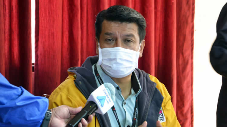 El director de Salud de la Alcaldía de El Alto, José Luis Ríos, en contacto con la prensa. 