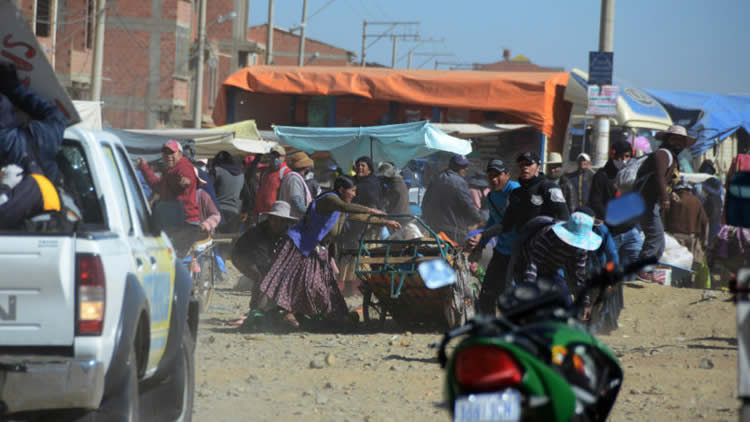 Delincuentes atacan con piedras a funcionarios ediles y policiales en el distrito 8 de la ciudad de El Alto.